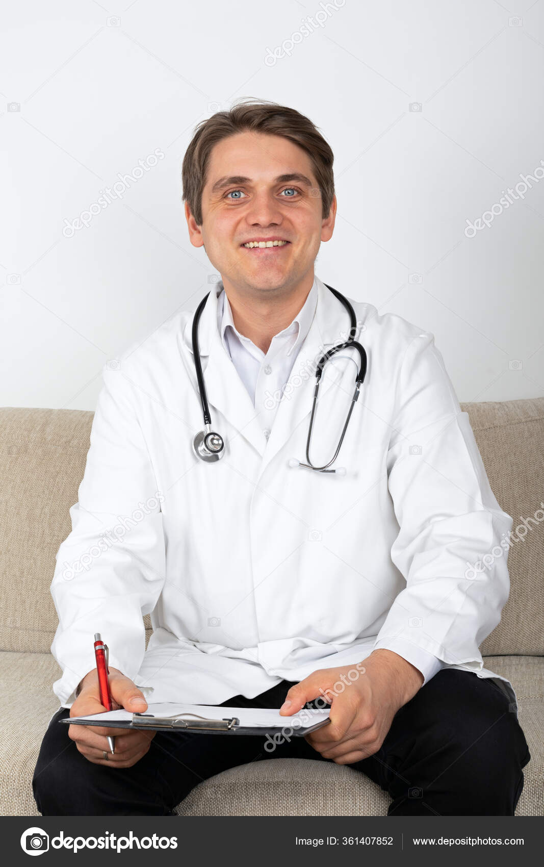 Dr. Gustavo Carvalho em seu consultório de neurologia