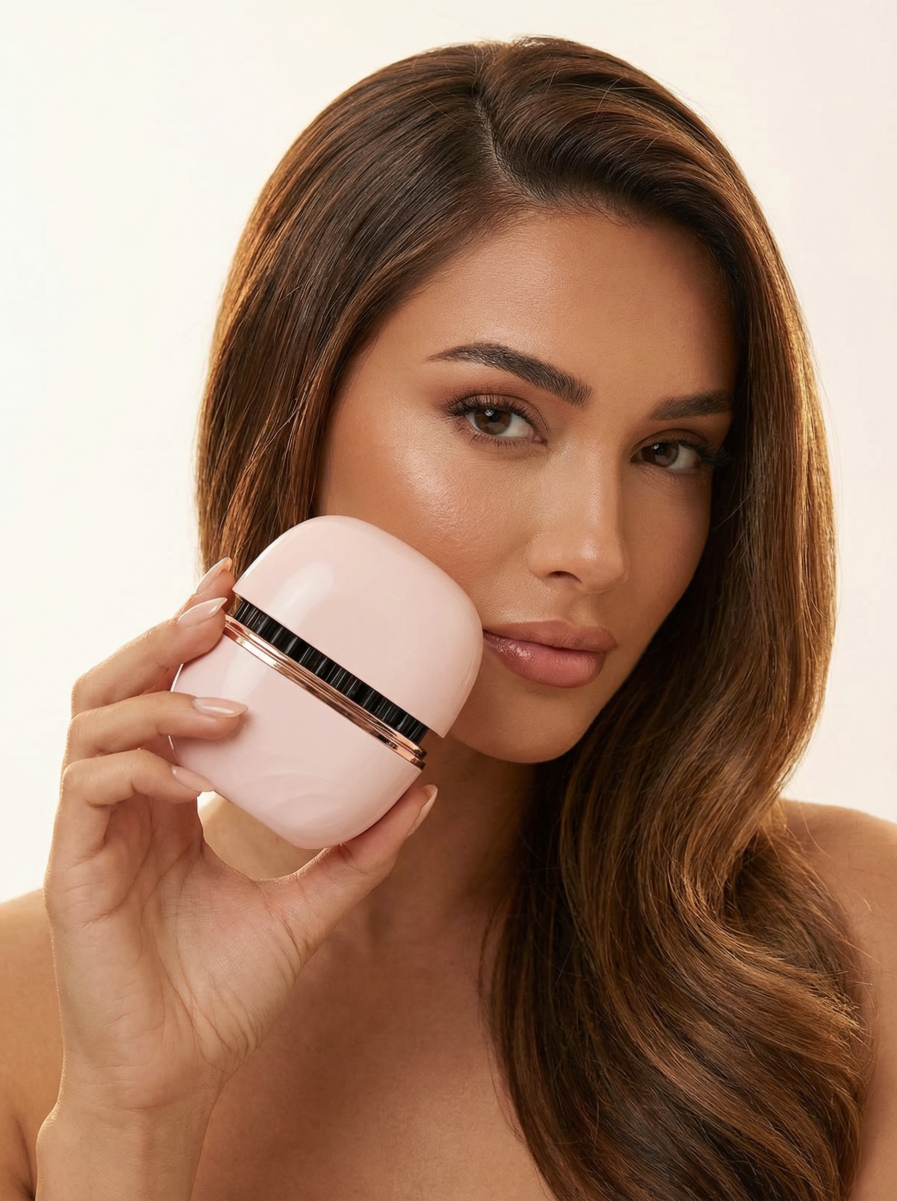Beautiful woman holding the ÉLISSE portable straightener
