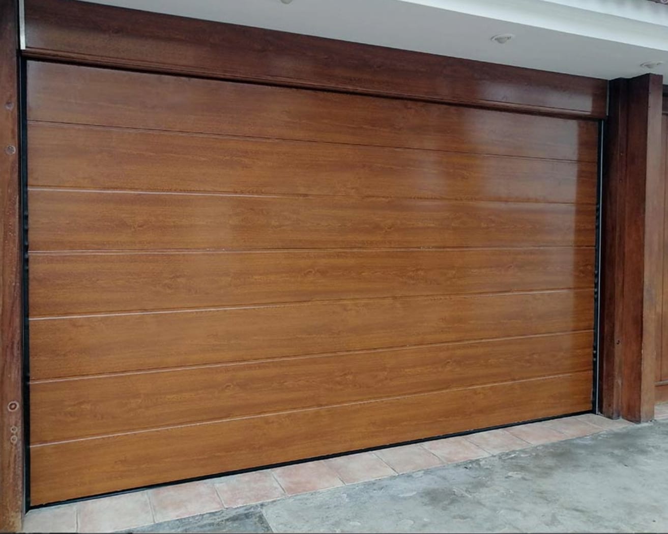 Puerta seccional de madera instalada en garaje