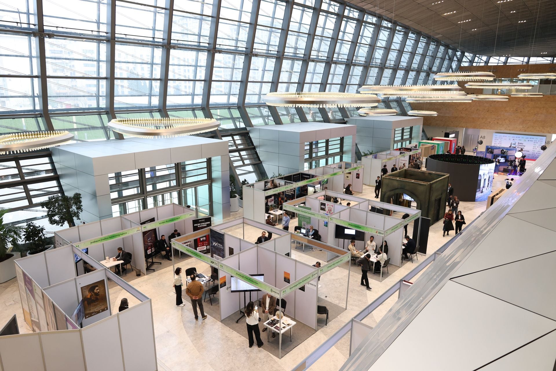 Fuar salonunda modern stand alanı