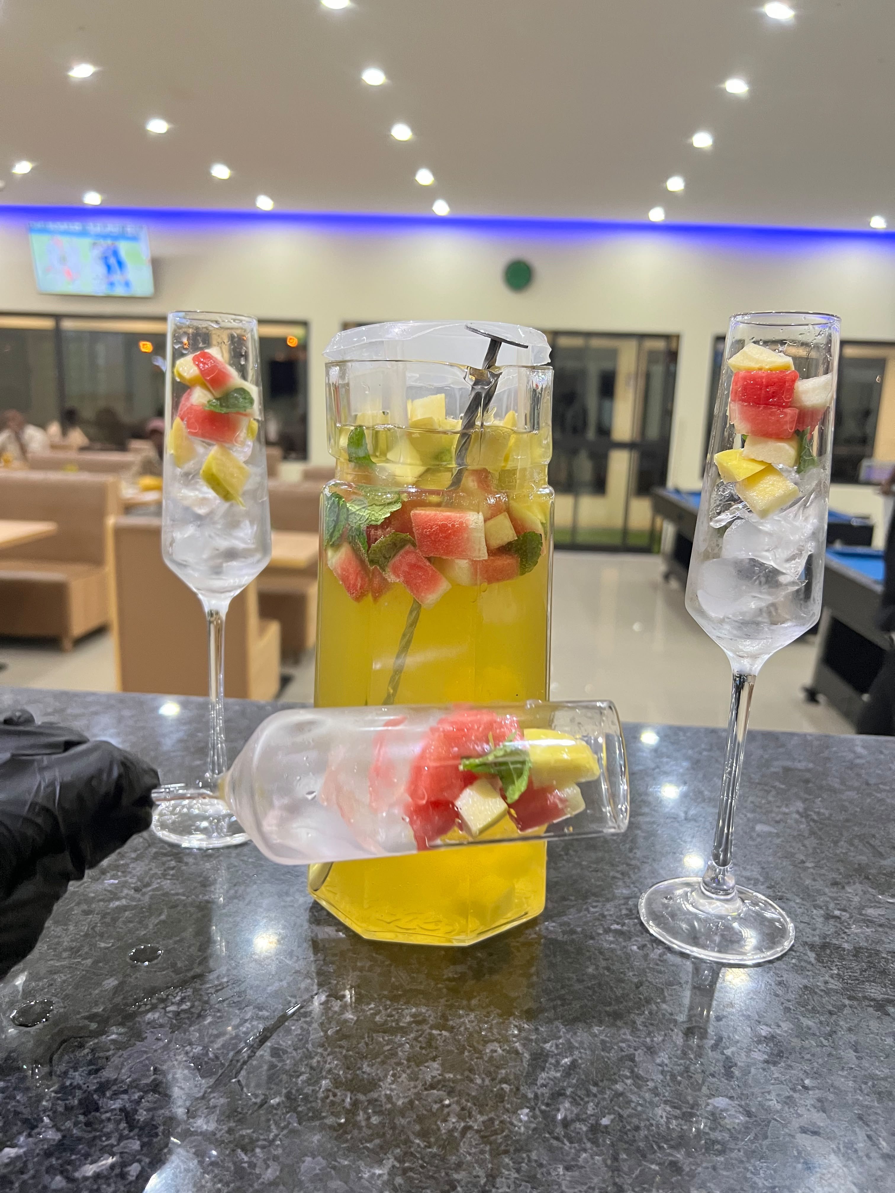 Cocktails de fruta no balcão