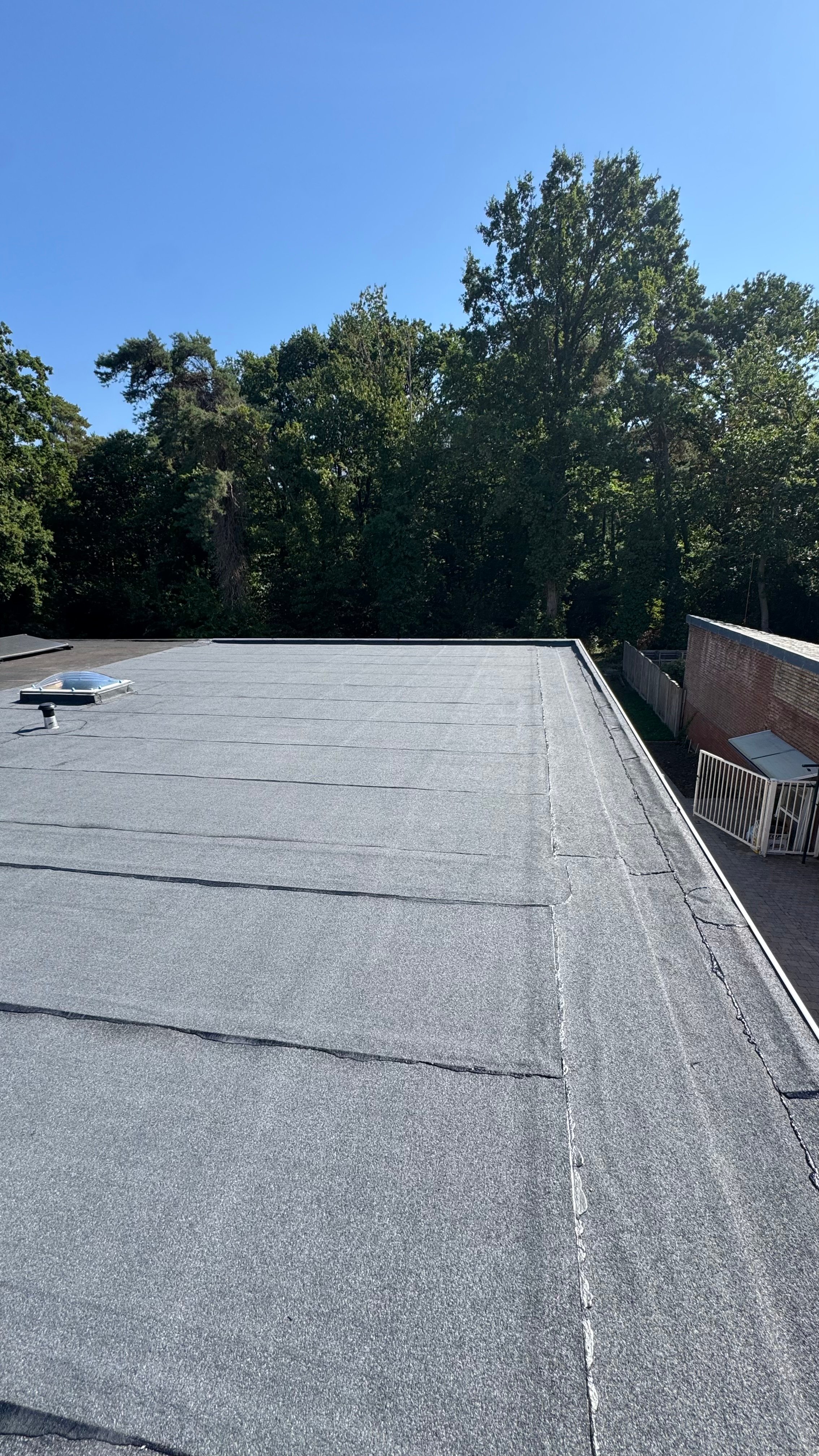 Plat dak na de werken: strakke, waterdichte roofing-afwerking