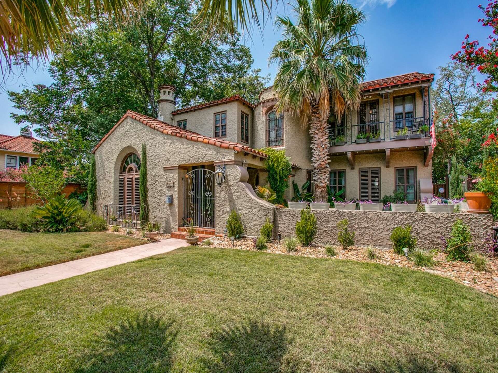 Beautiful San Antonio home exterior in a typical Hill Country neighborhood