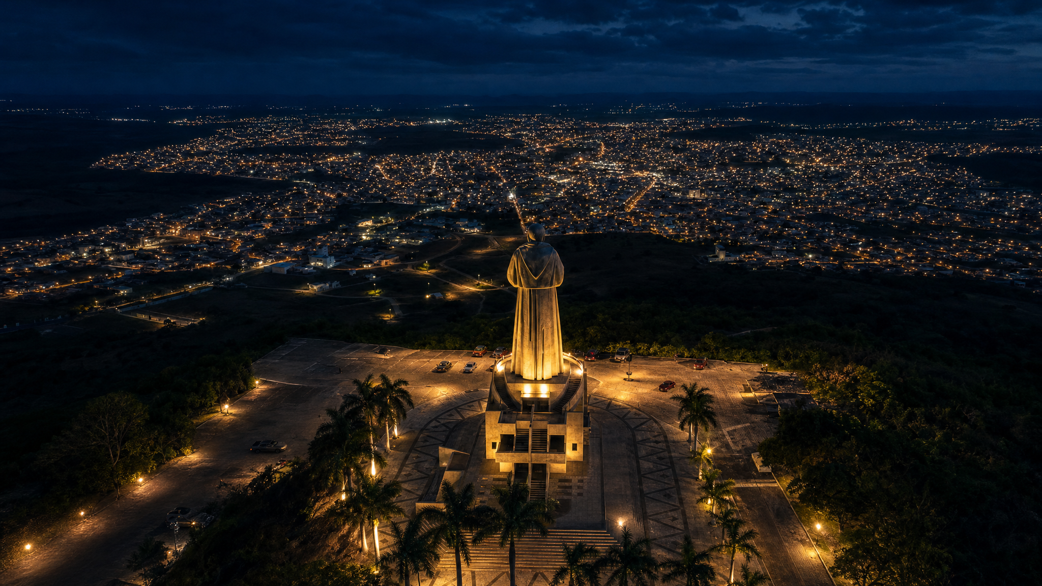 Memorial Frei Damião iluminado à noite com a cidade de Guarabira ao fundo