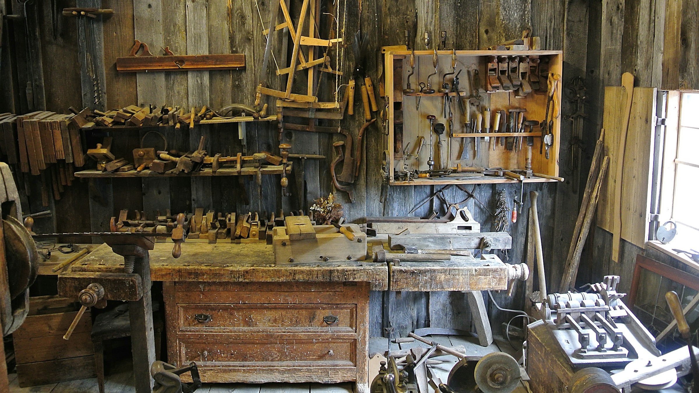 Atelier d’artisan avec outils et plans de travail