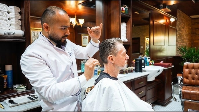 Barbeiro cortando cabelo na barbearia SN Cortes
