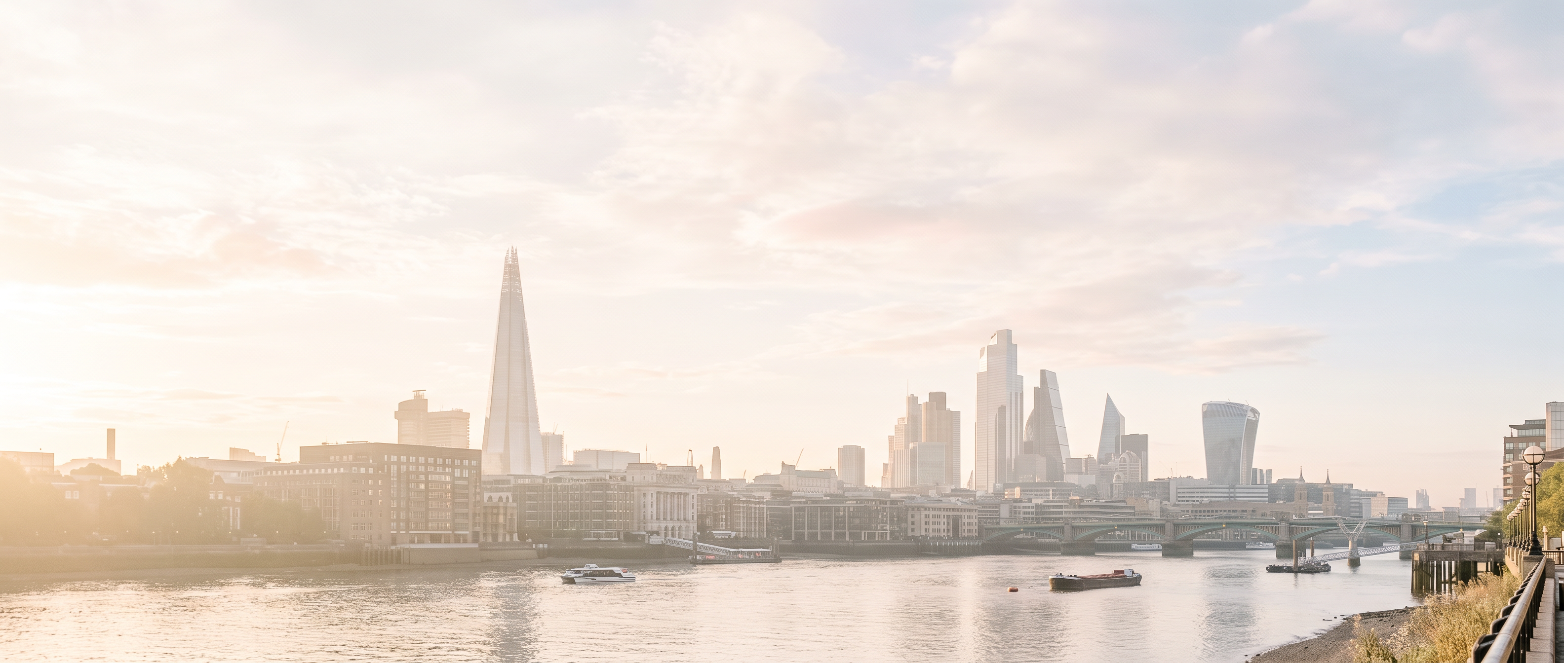 Weiche, helle Ansicht der Londoner Finanzdistrikt-Skyline in warmen Pastelltönen