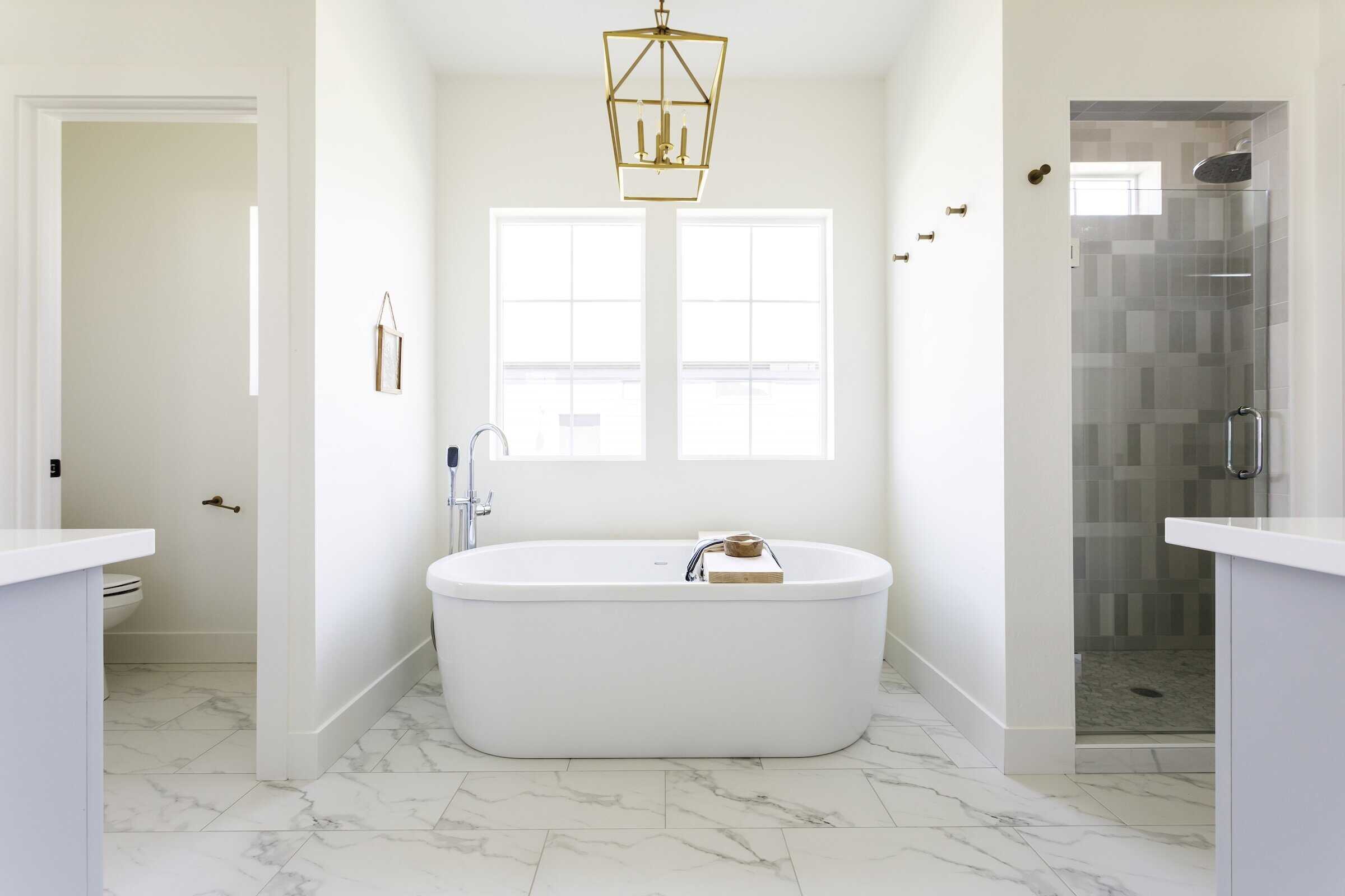 Salle de bain avec baignoire îlot