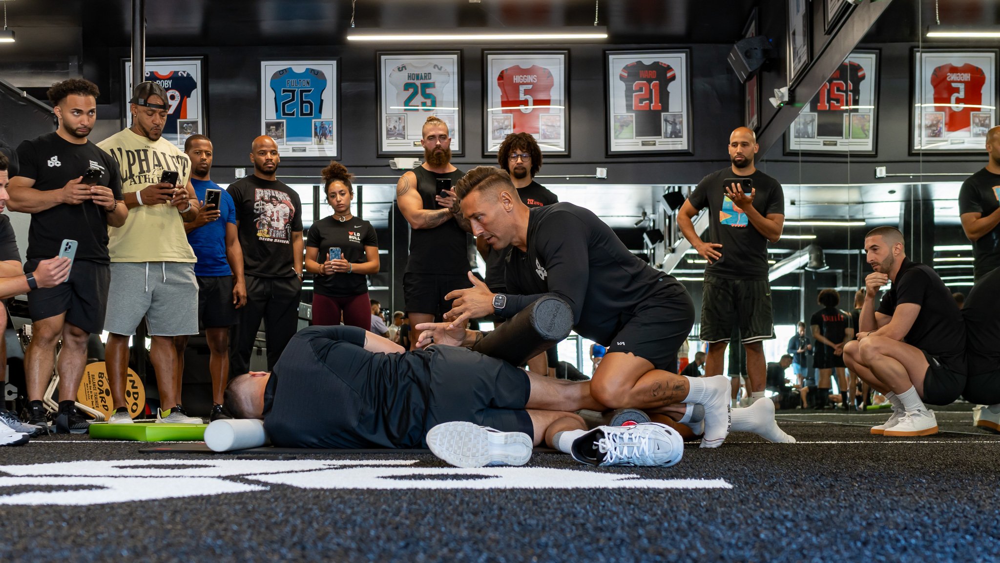 Coach begeleidt een atleet bij training