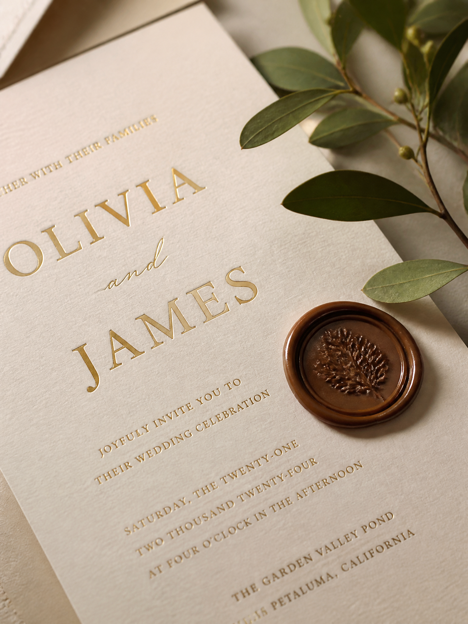 Papelería de boda elegante con tipografía dorada y sello de cera