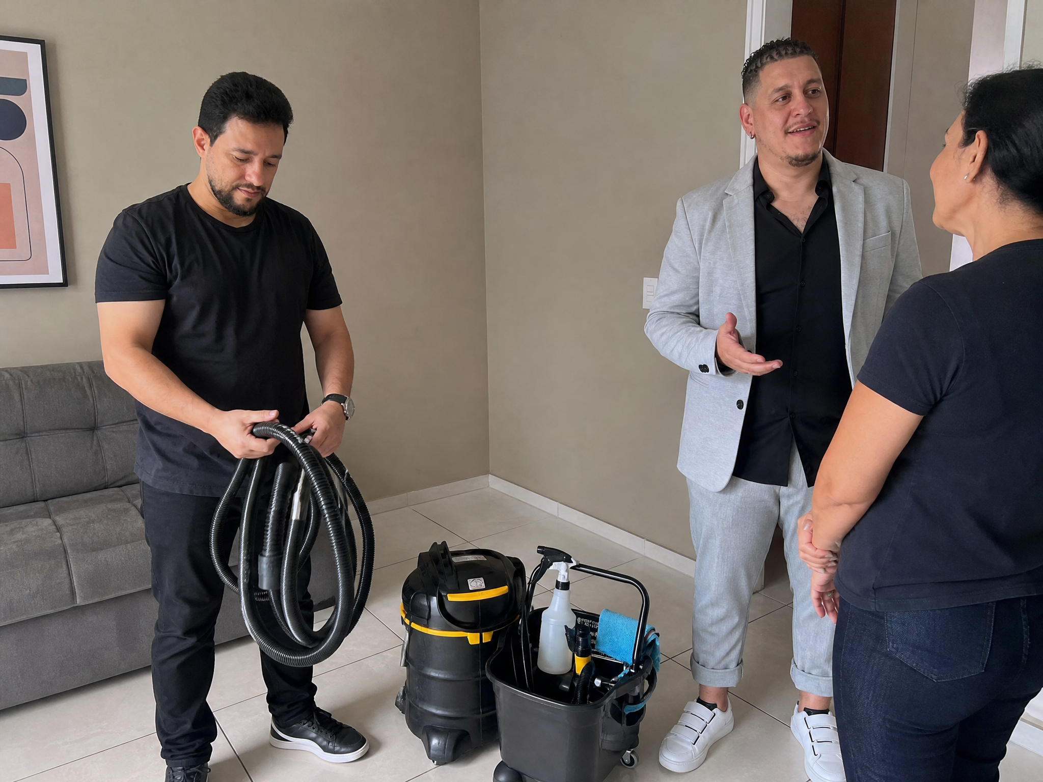 Equipe da Mk Clean finalizando o serviço e conversando com a cliente