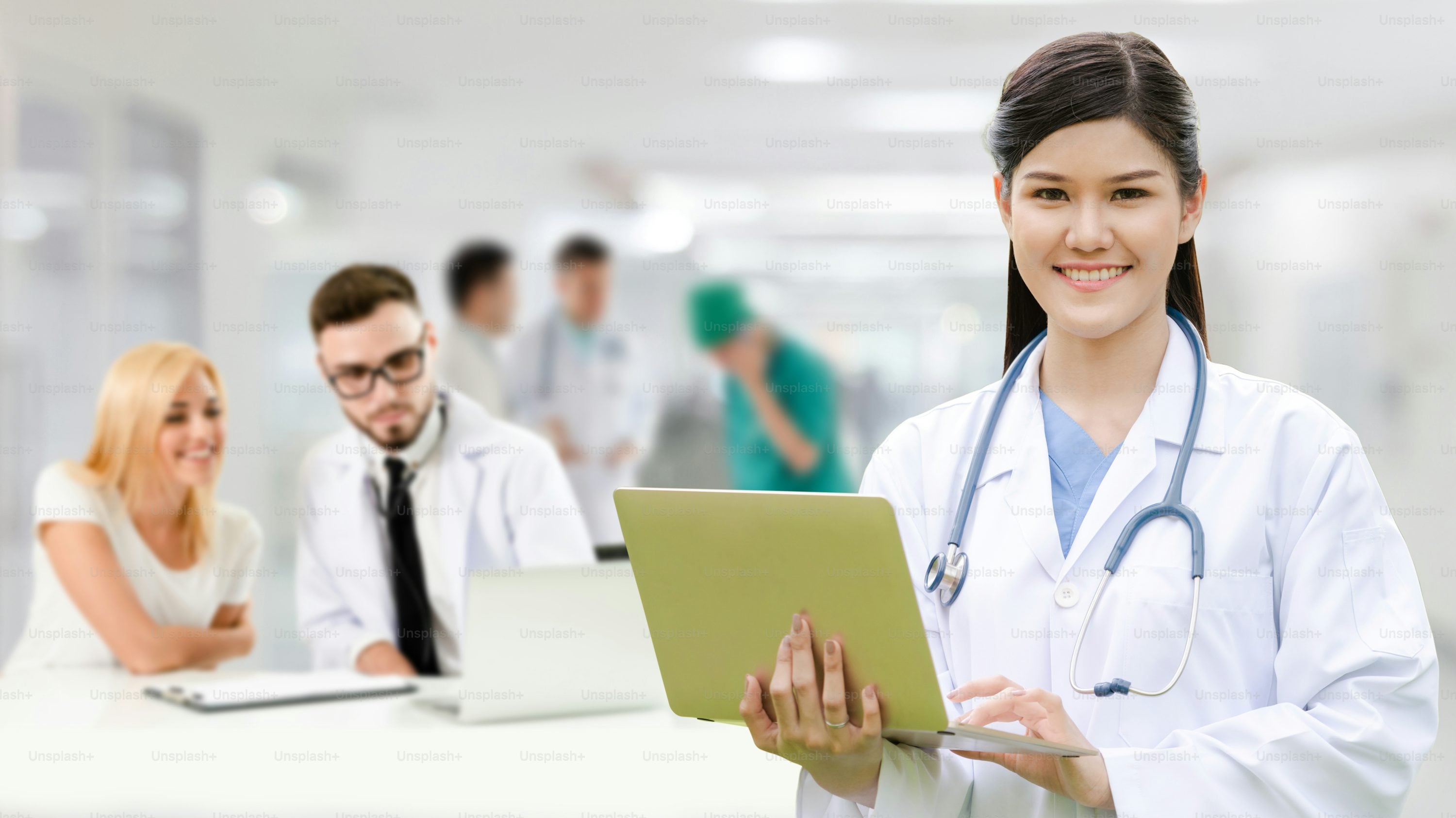 Profesionales de salud en entorno médico corporativo