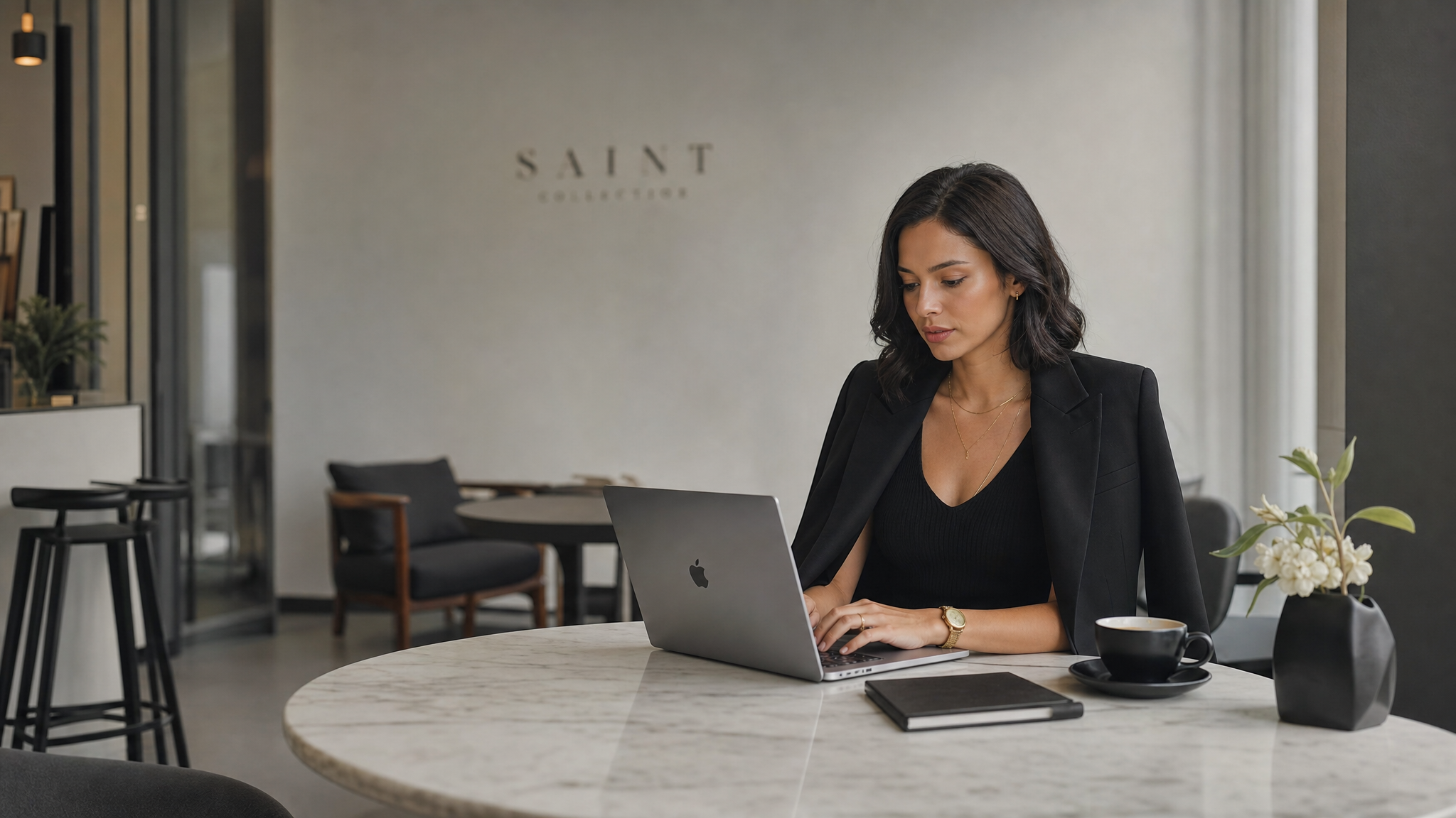 Emprendedora de moda gestionando su boutique con una laptop en un espacio minimalista