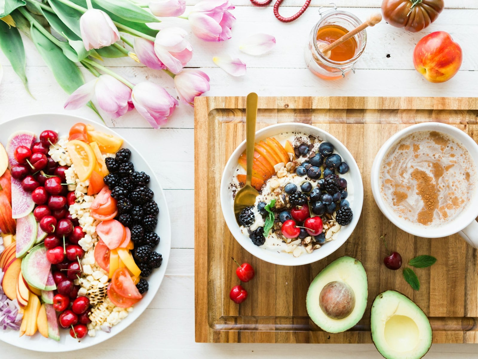 Tigela com frutas e iogurte