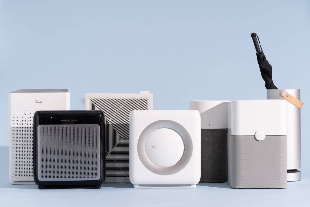 Modern thuiskantoor met slimme technologie en comfortabel design