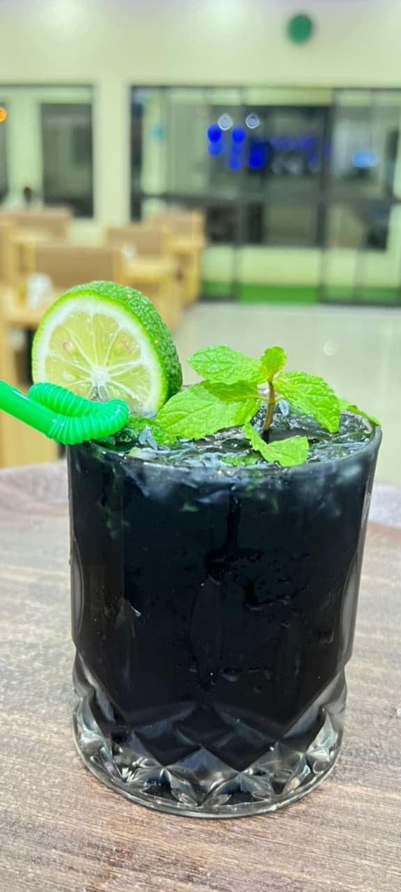 Bebida com limão e hortelã