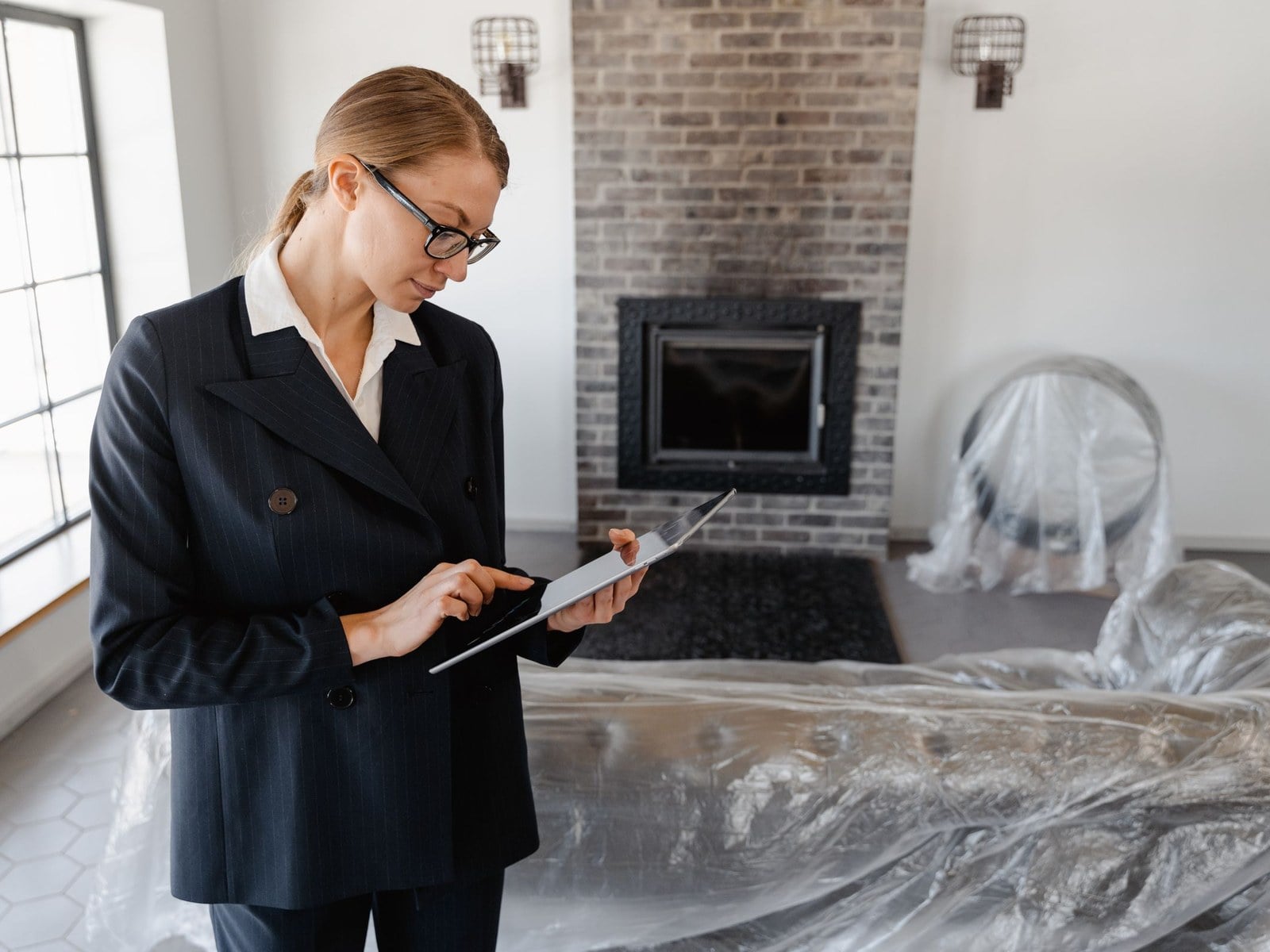 Profesional realizando valoración inmobiliaria