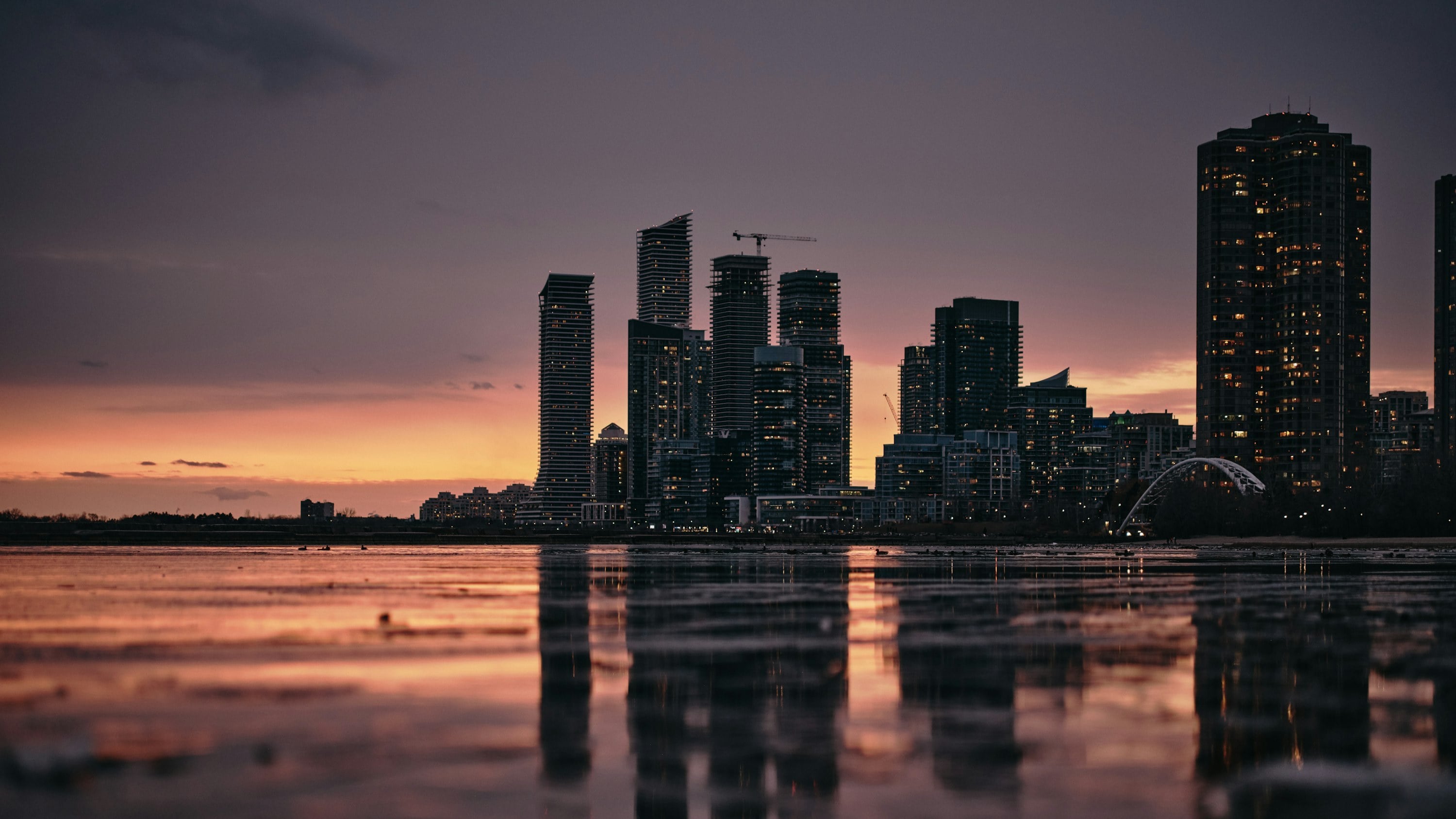 Skyline de ciudad al atardecer