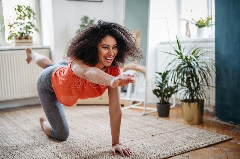 Mulher a treinar em casa de forma confortável