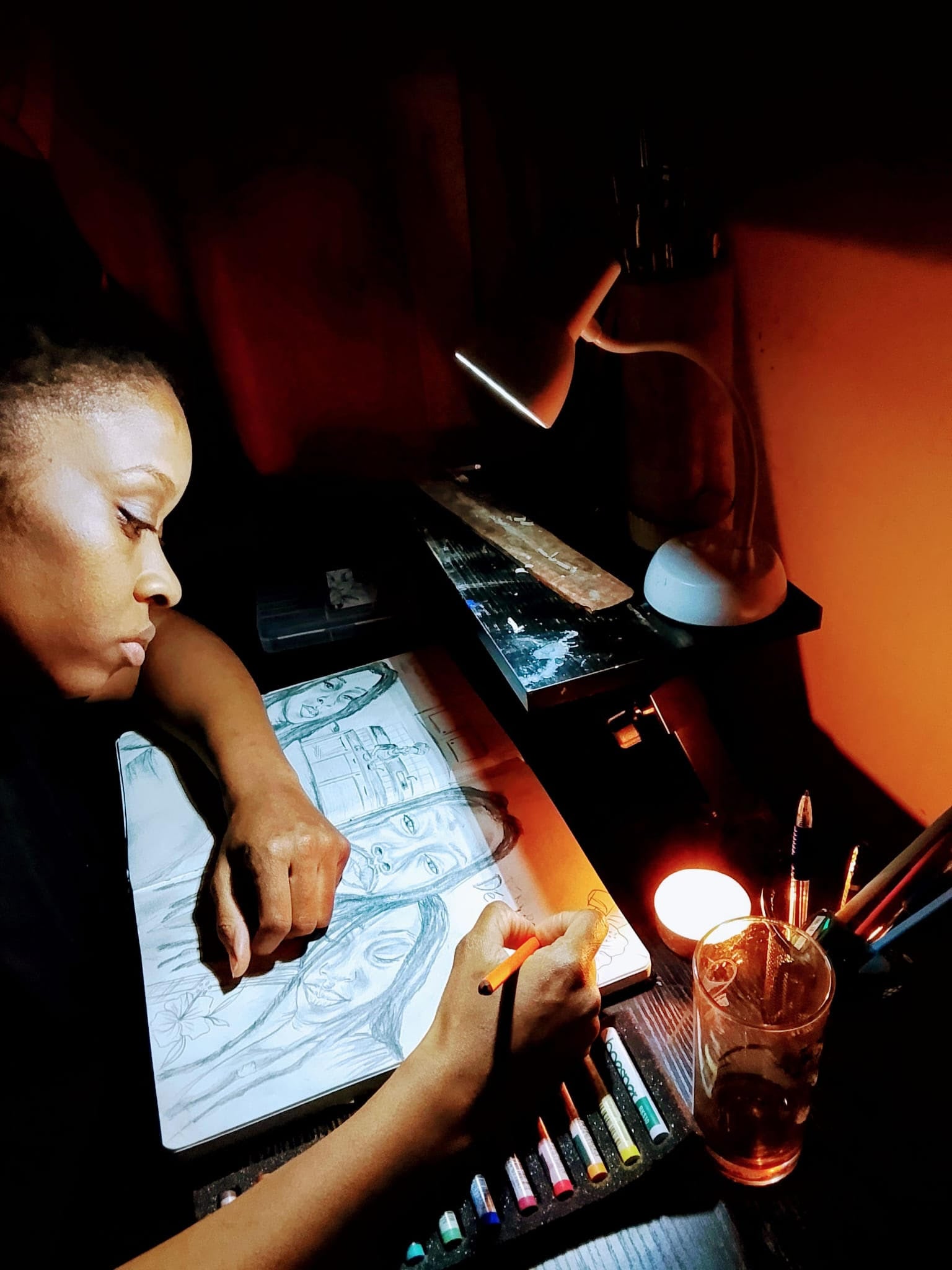 Soyah, artiste peintre de Thérapie Mood en train de peindre