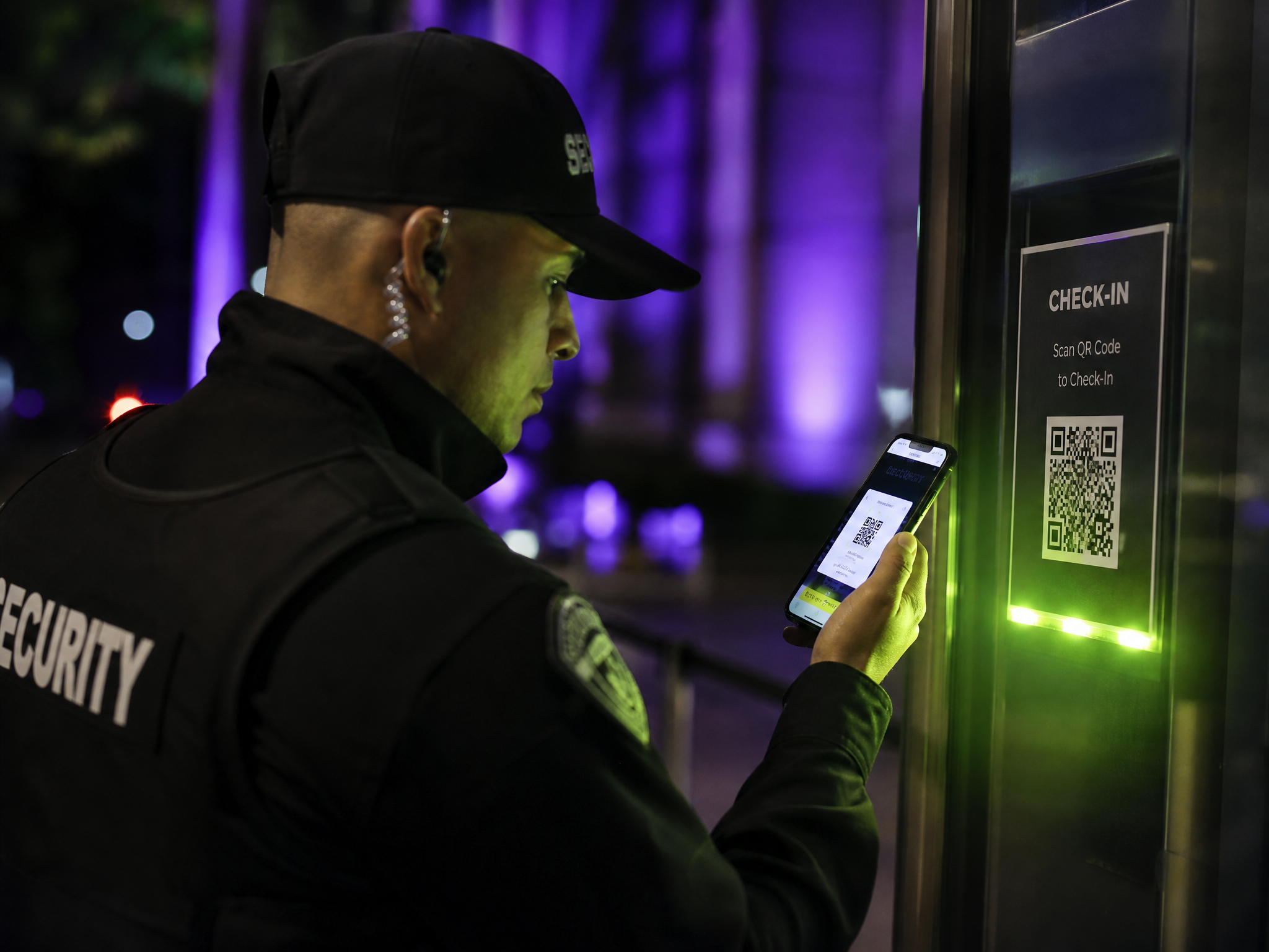 Guarda de seguridad marcando un punto de control con código QR