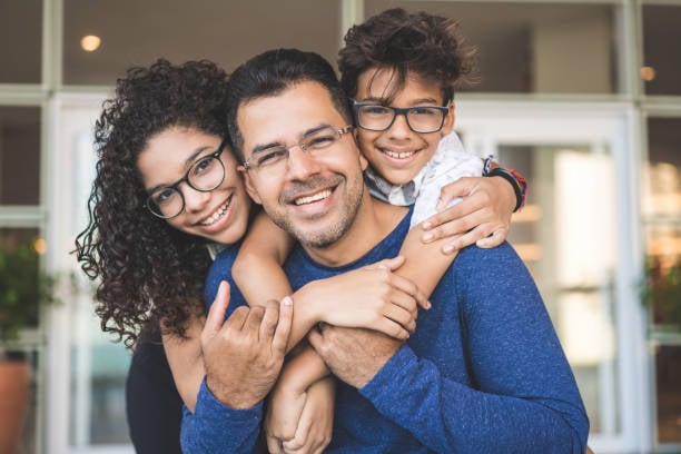 Familia feliz con buena visión