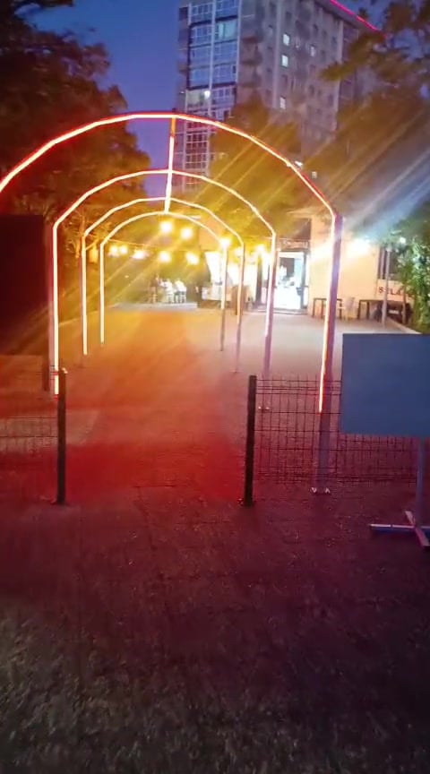 Gece ışıklandırılmış giriş takı