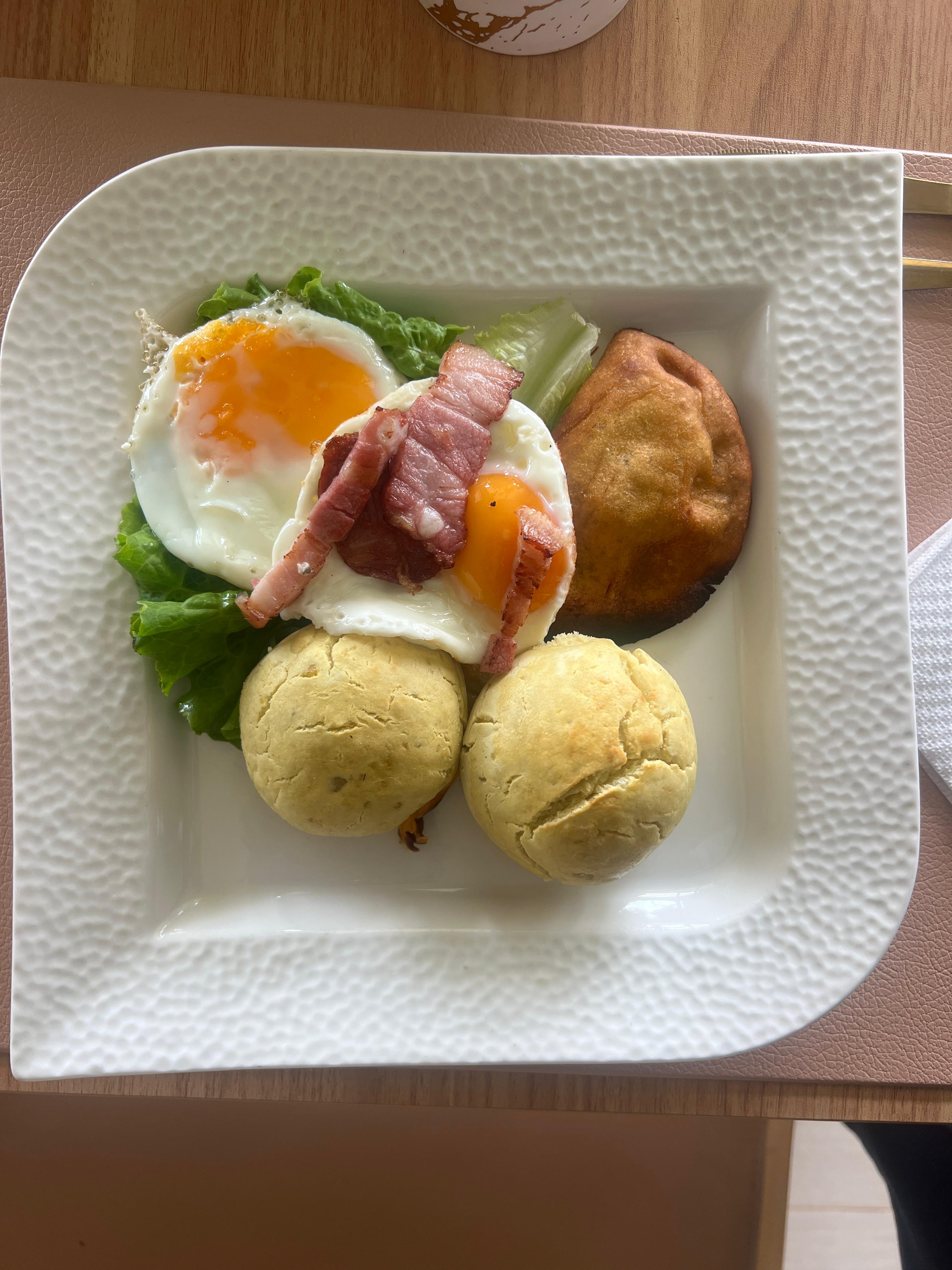 Pequeno-almoço com ovos e bacon