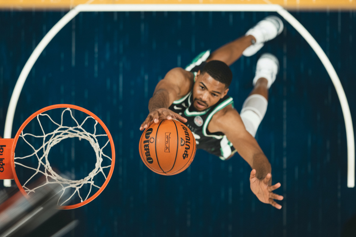 Jugadores jóvenes del baloncesto español Izan Almansa y Aday Mara entrenando para la NBA