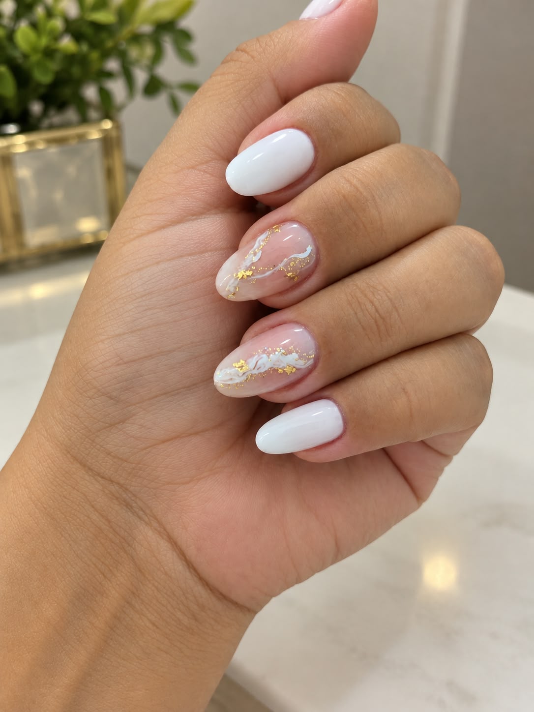 Manutencao nail art branca com dourado
