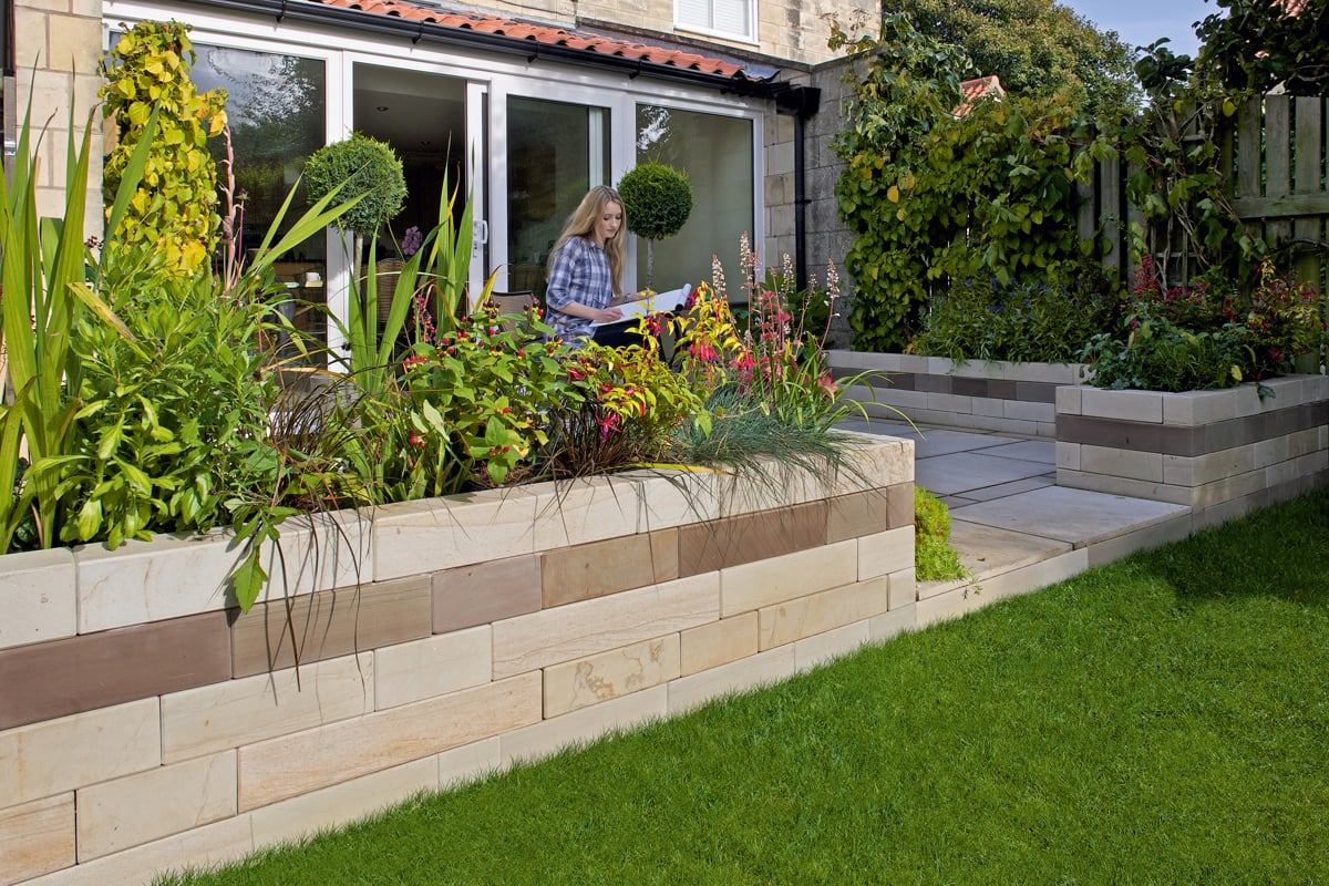 Garden retaining wall with planted borders
