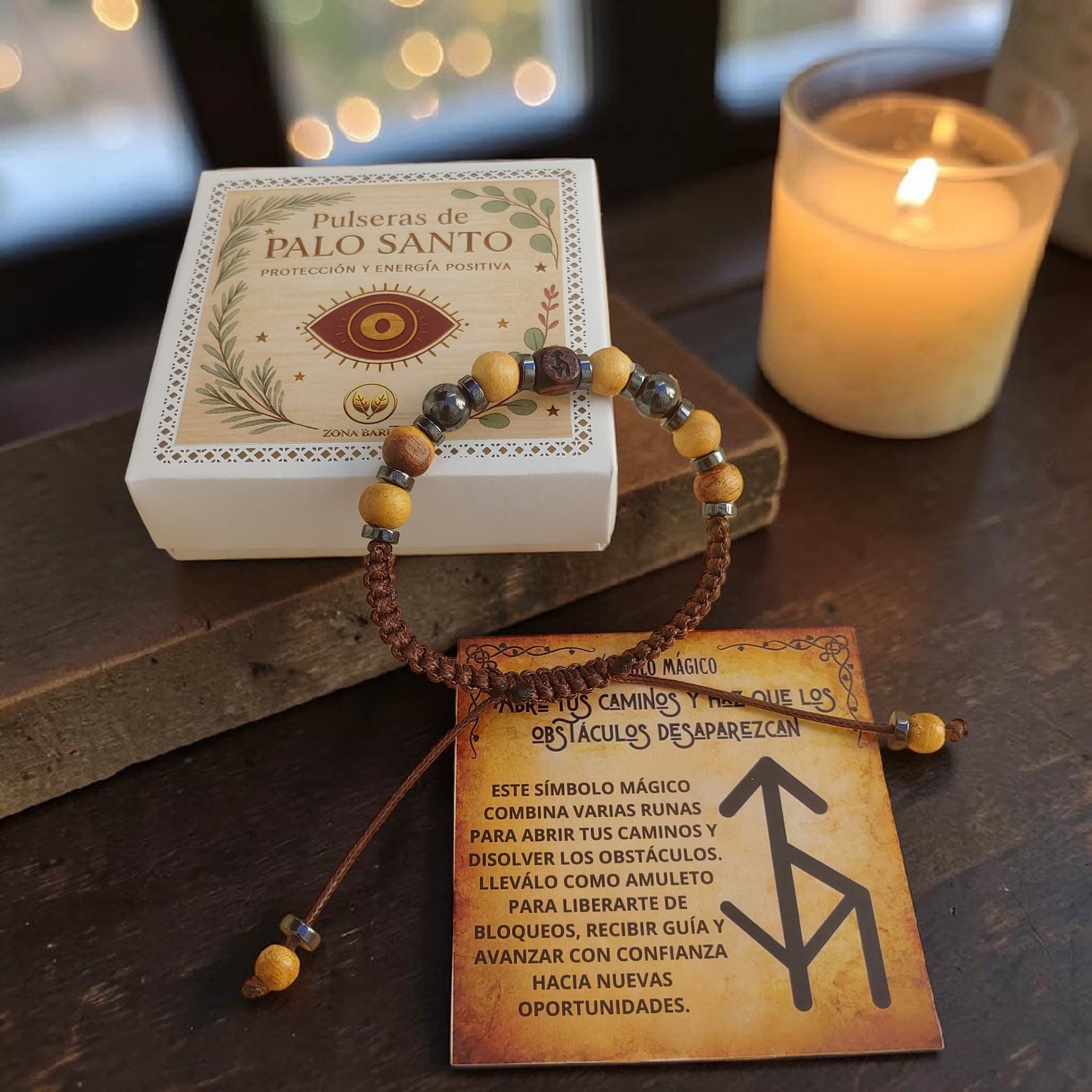 Pulsera de palo santo junto a su caja y cartón explicativo del símbolo