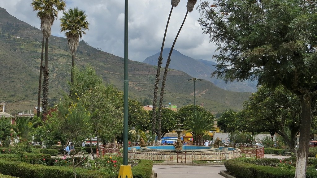 Plaza principal de Carhuaz, Ancash, Perú