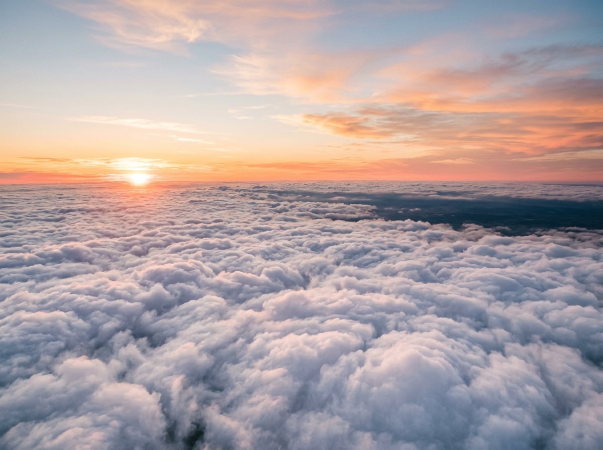 Wolkenmeer bei Sonnenaufgang aus dem Ballon