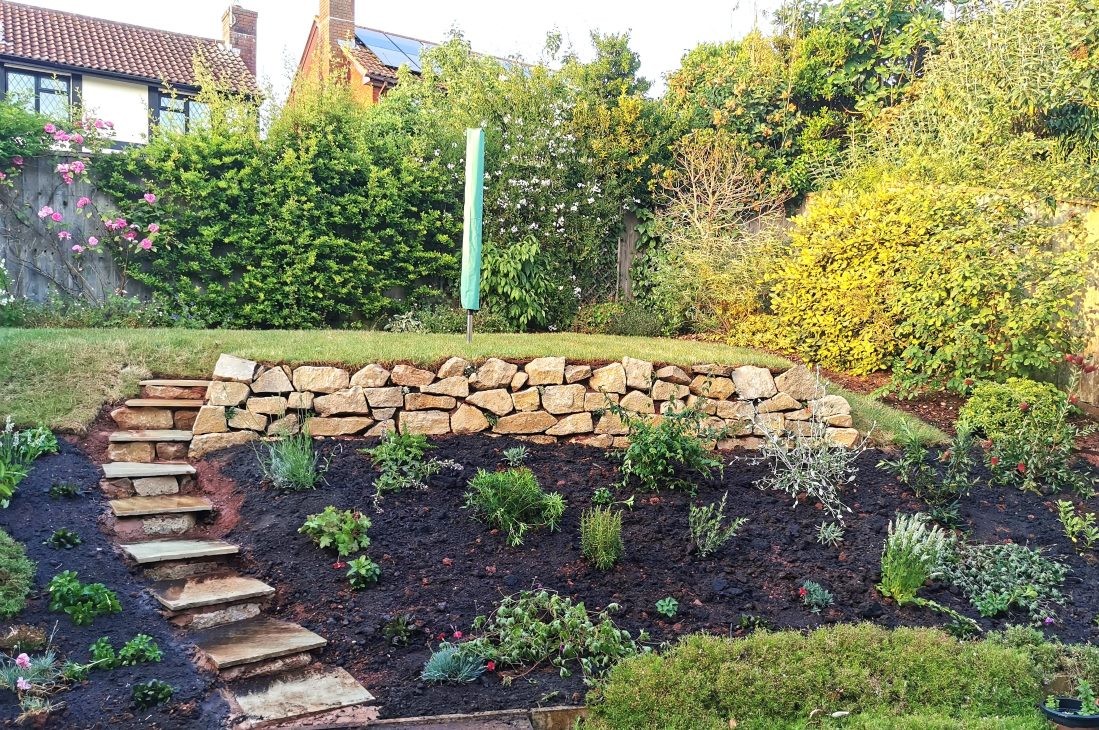 Garden retaining wall with planting
