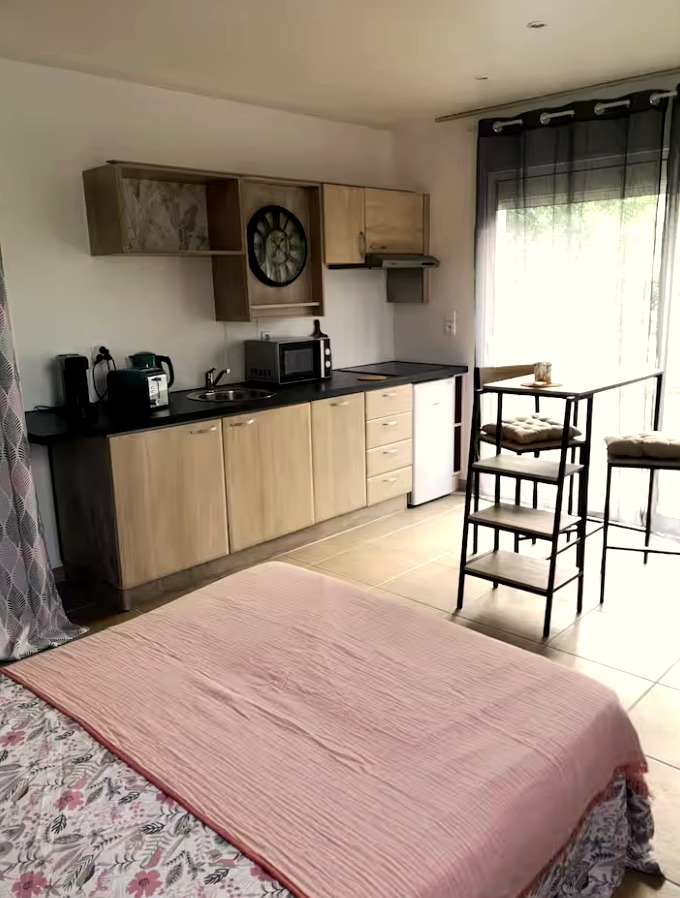 Studio lumineux avec lit double et kitchenette