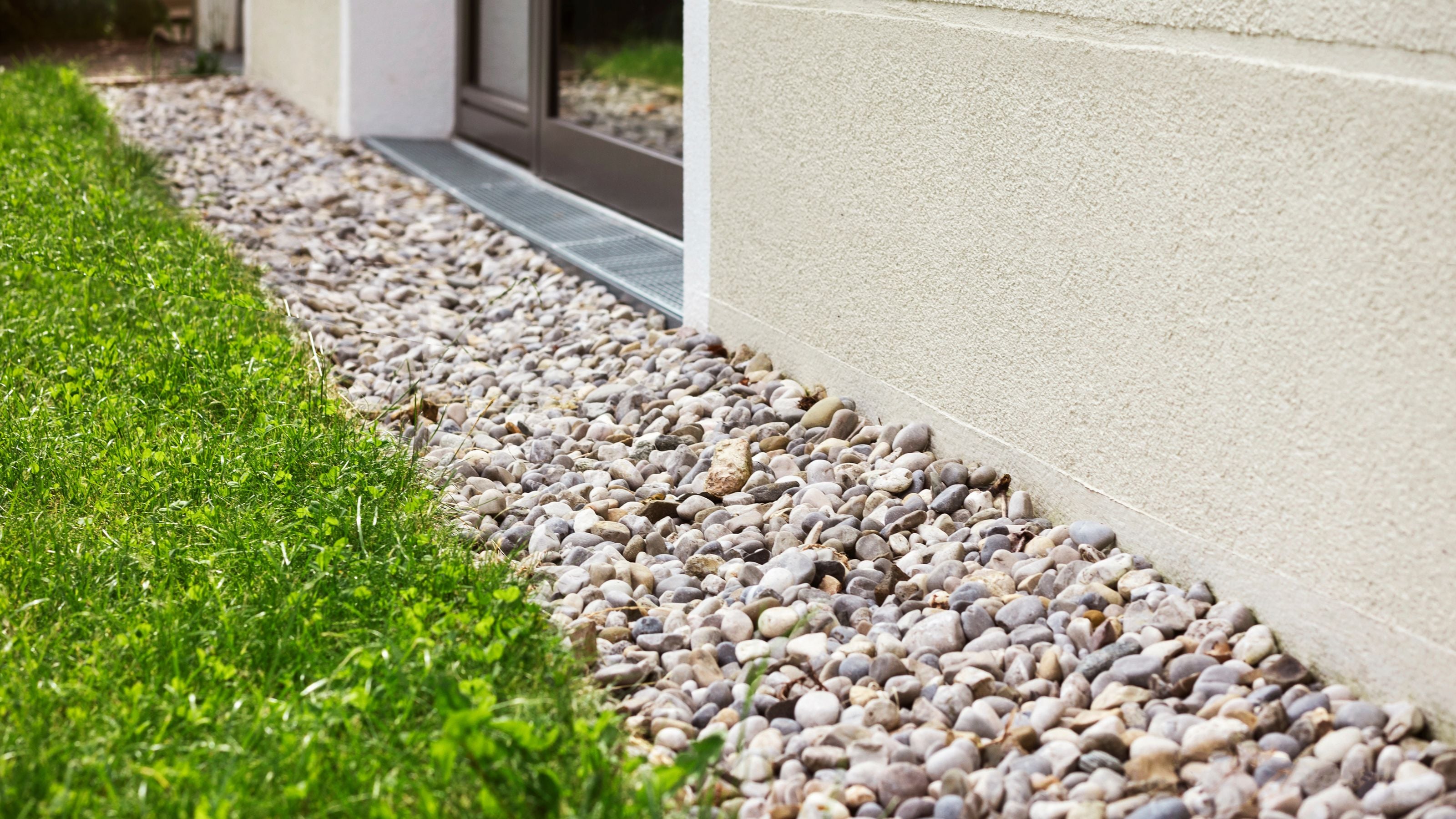 French drain gravel trench