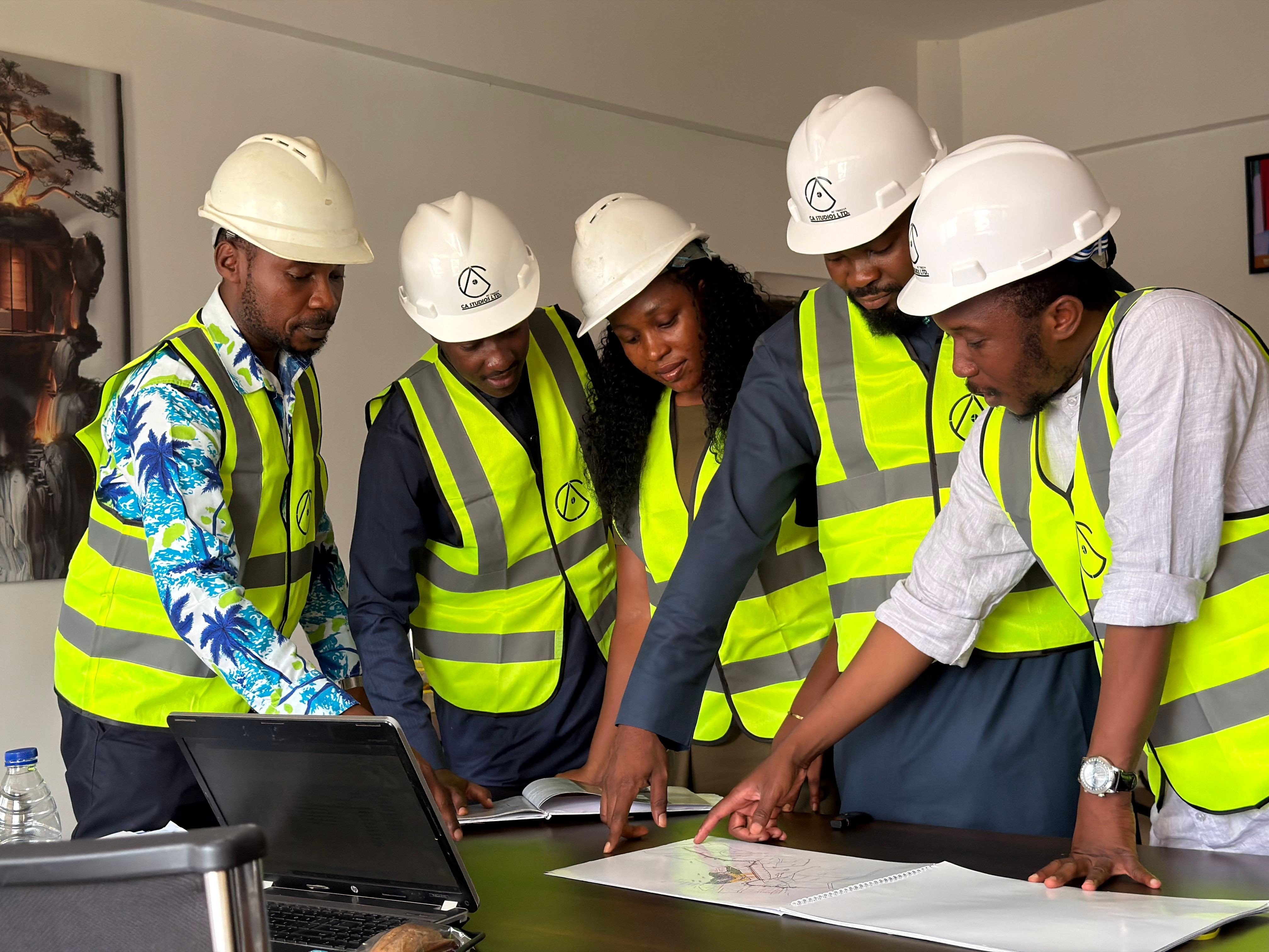 Equipe de engenheiros da Total Engenharia e Projetos