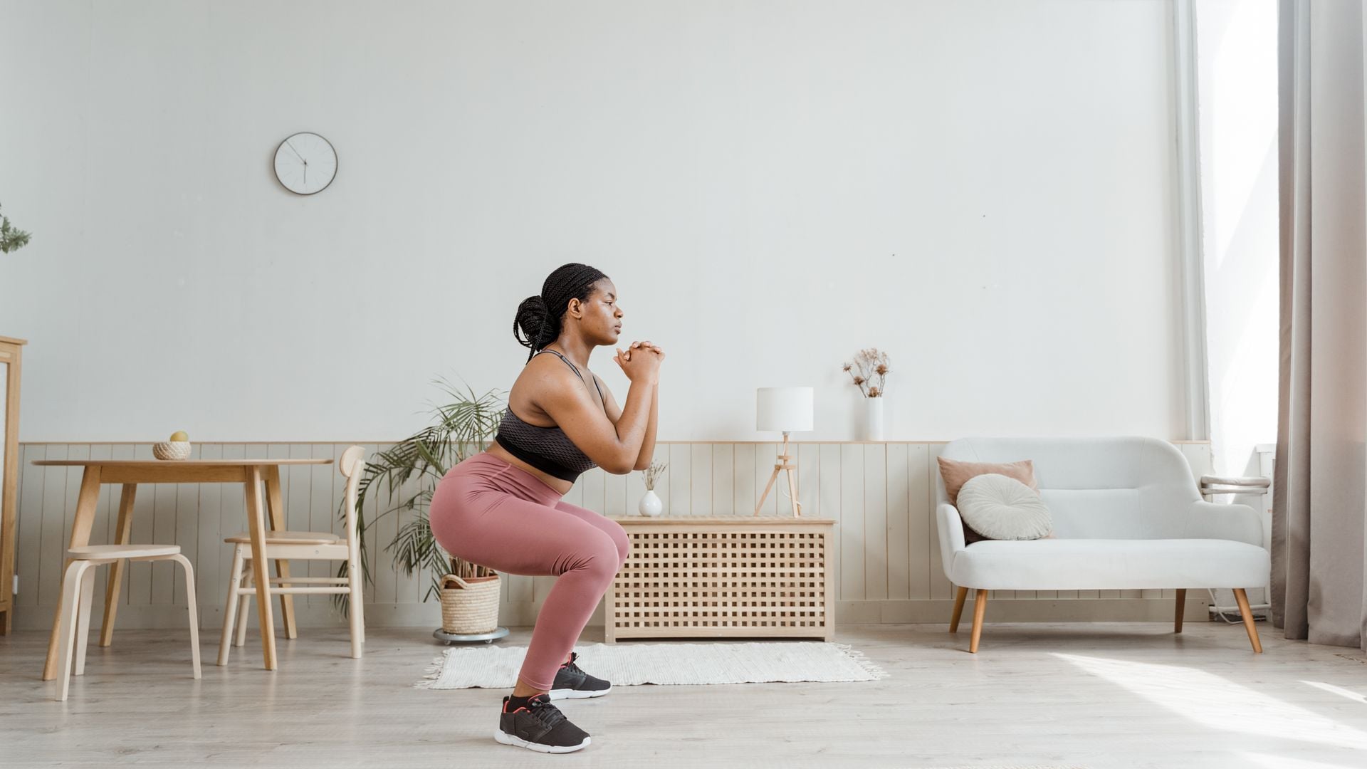 Mulher fazendo treino funcional em casa