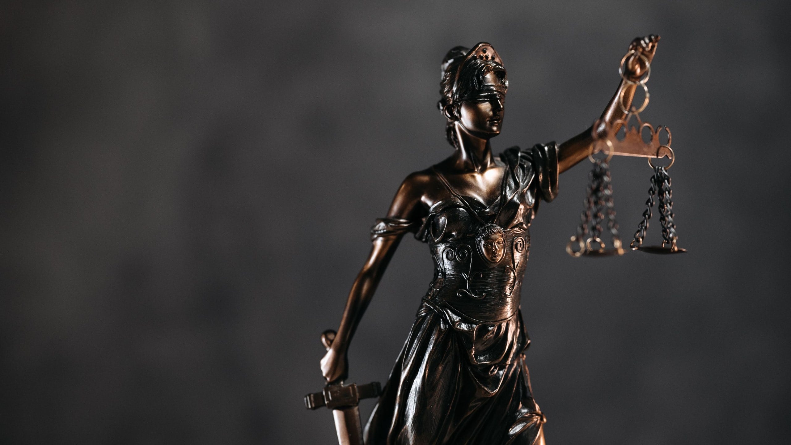 Escultura en bronce de Temis, diosa de la justicia, con balanza y espada