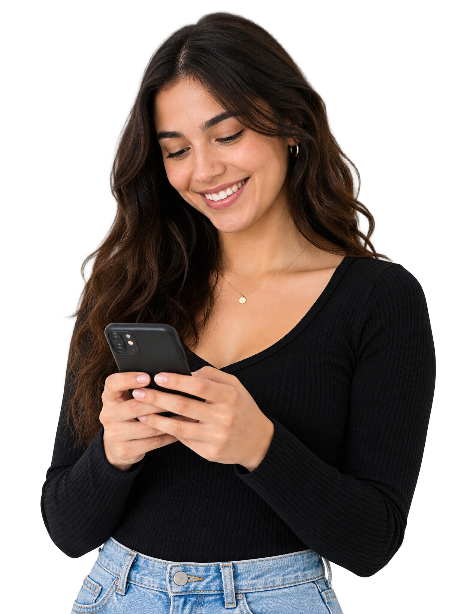 Emprendedora sonriendo mientras revisa su celular