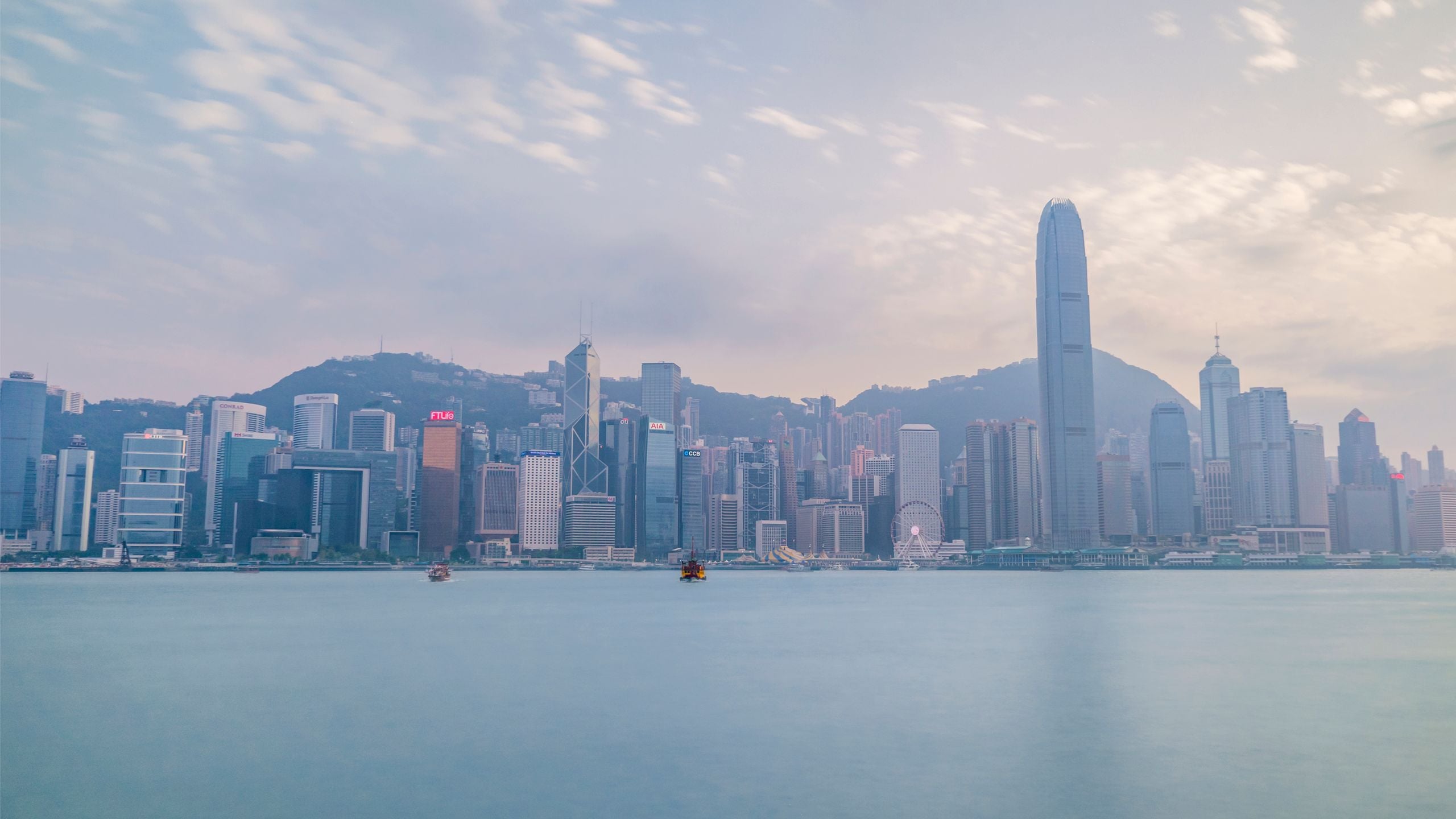 清晨柔和光線下的維多利亞港與香港島天際線