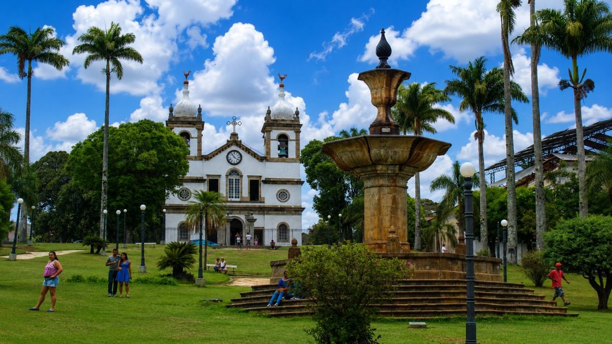 Vista de uma cidade brasileira de médio porte com praça, ruas e comércio