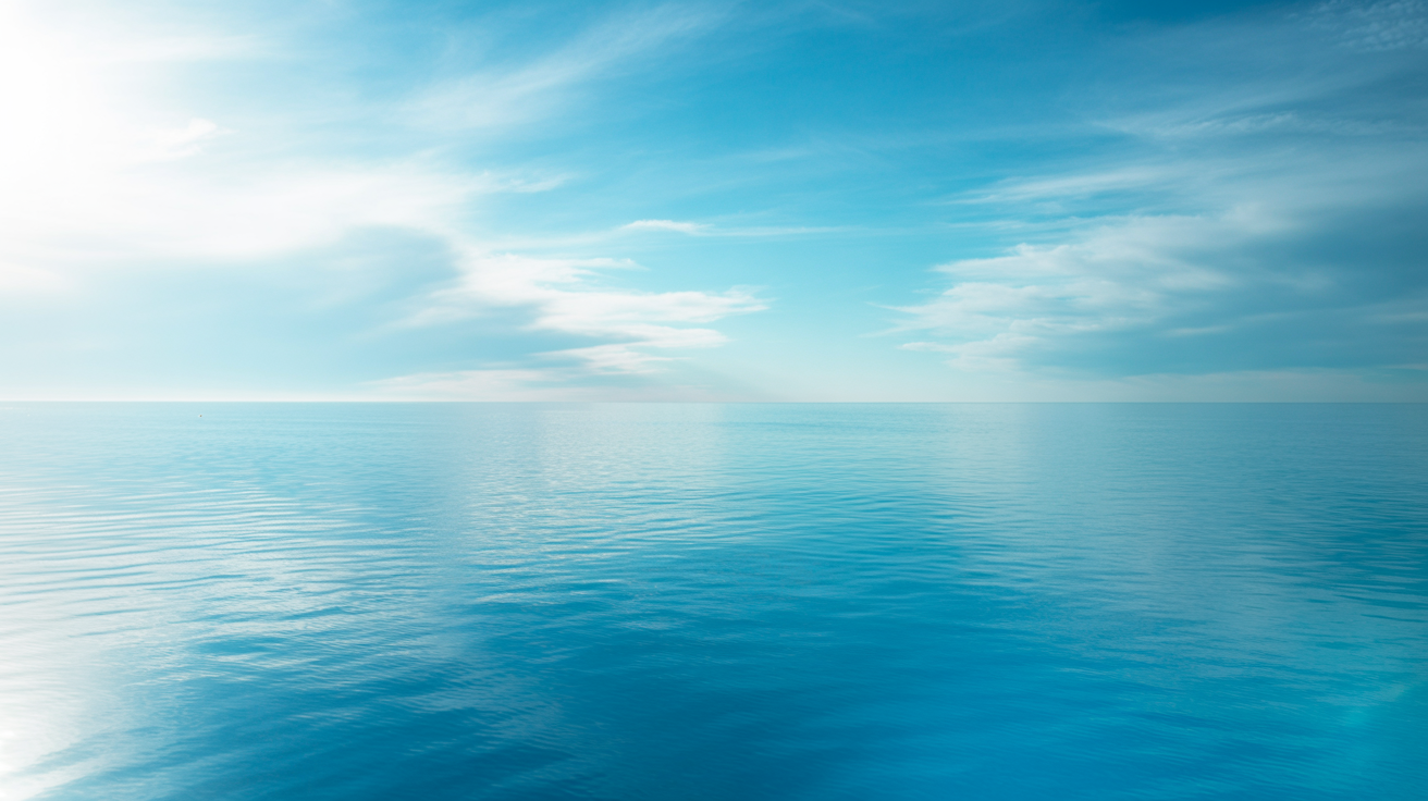 Panoramisch uitzicht over een rustige oceaan onder een heldere blauwe hemel