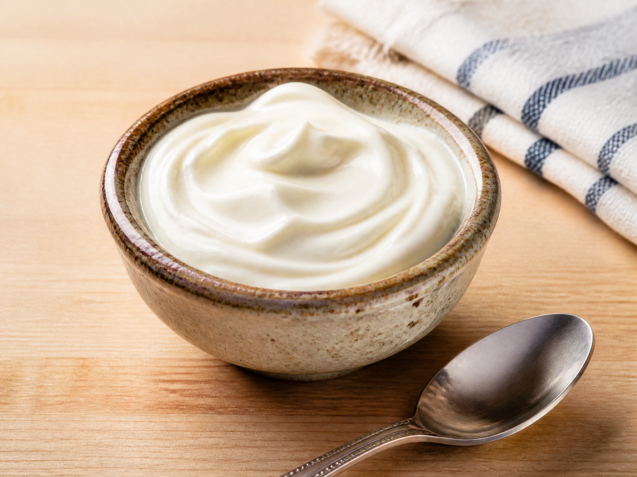 Crema salvadoreña Santa Emilia en recipiente de cerámica