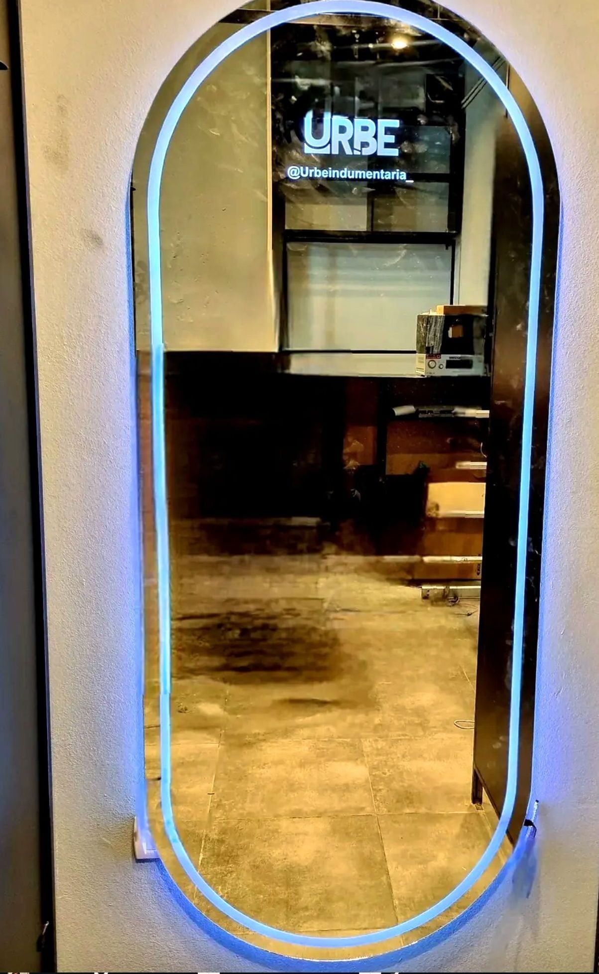 Espejo ovalado URBE con luz azul - LuminaCrystal