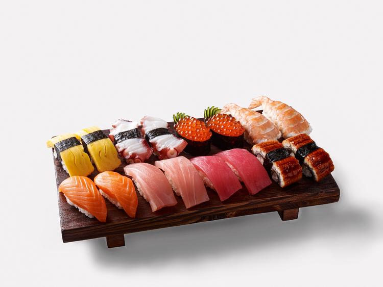 Plateau de sushi et sashimi japonais