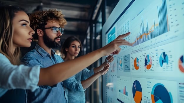 Equipe de consultoria analisando estratégias em reunião