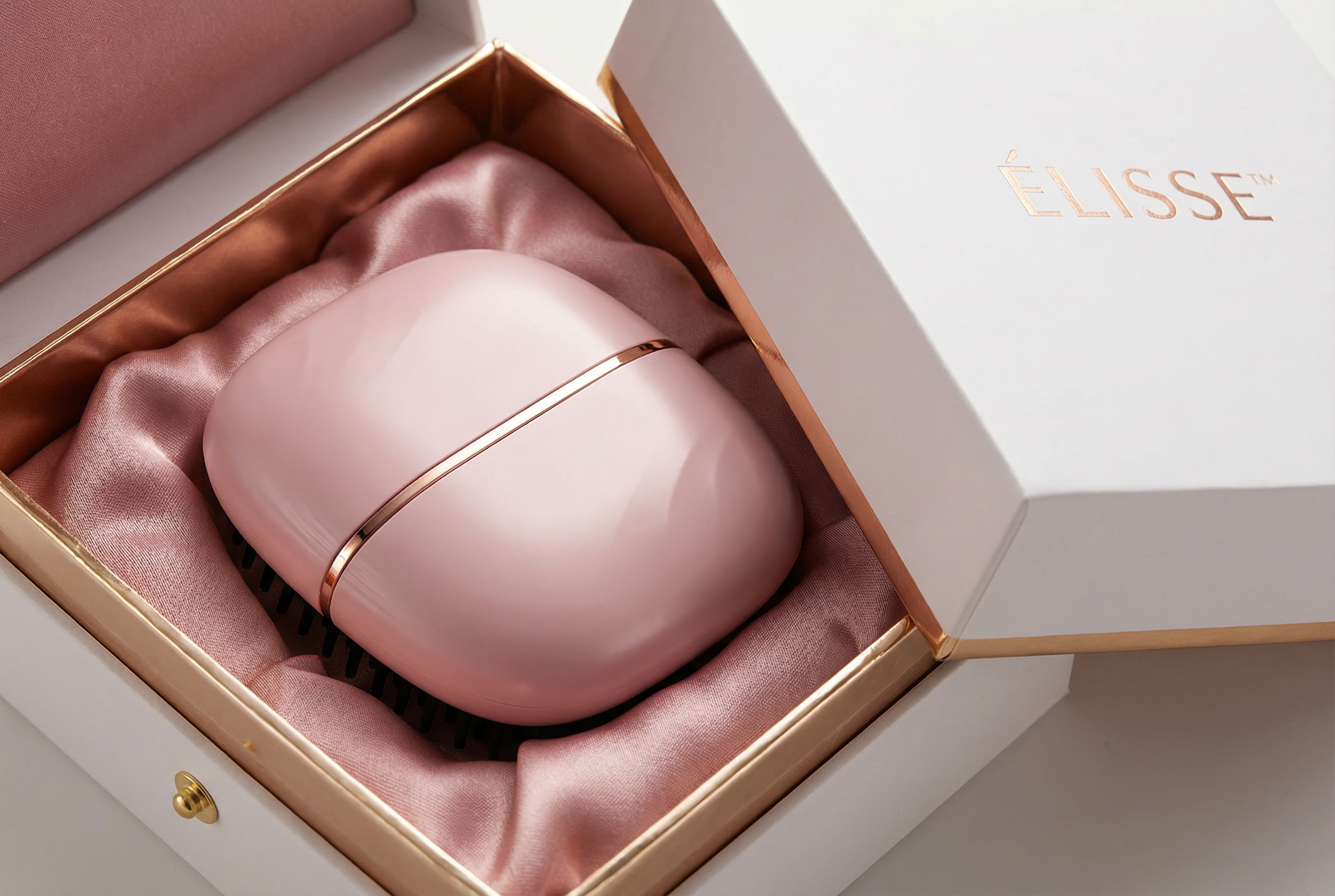 ÉLISSE portable straightener in premium luxury packaging