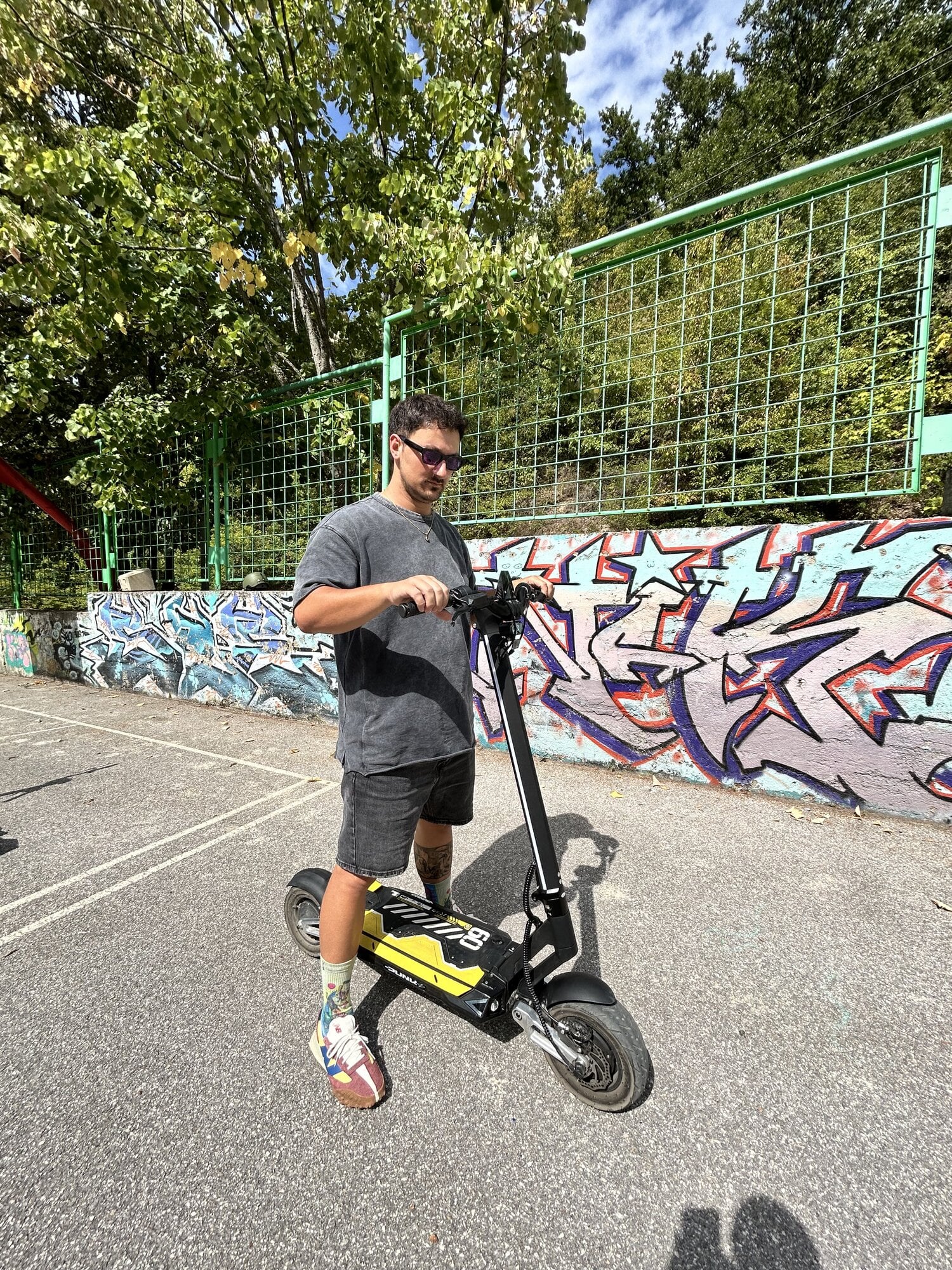 Equipo Weego con monopatín eléctrico Punk Electric